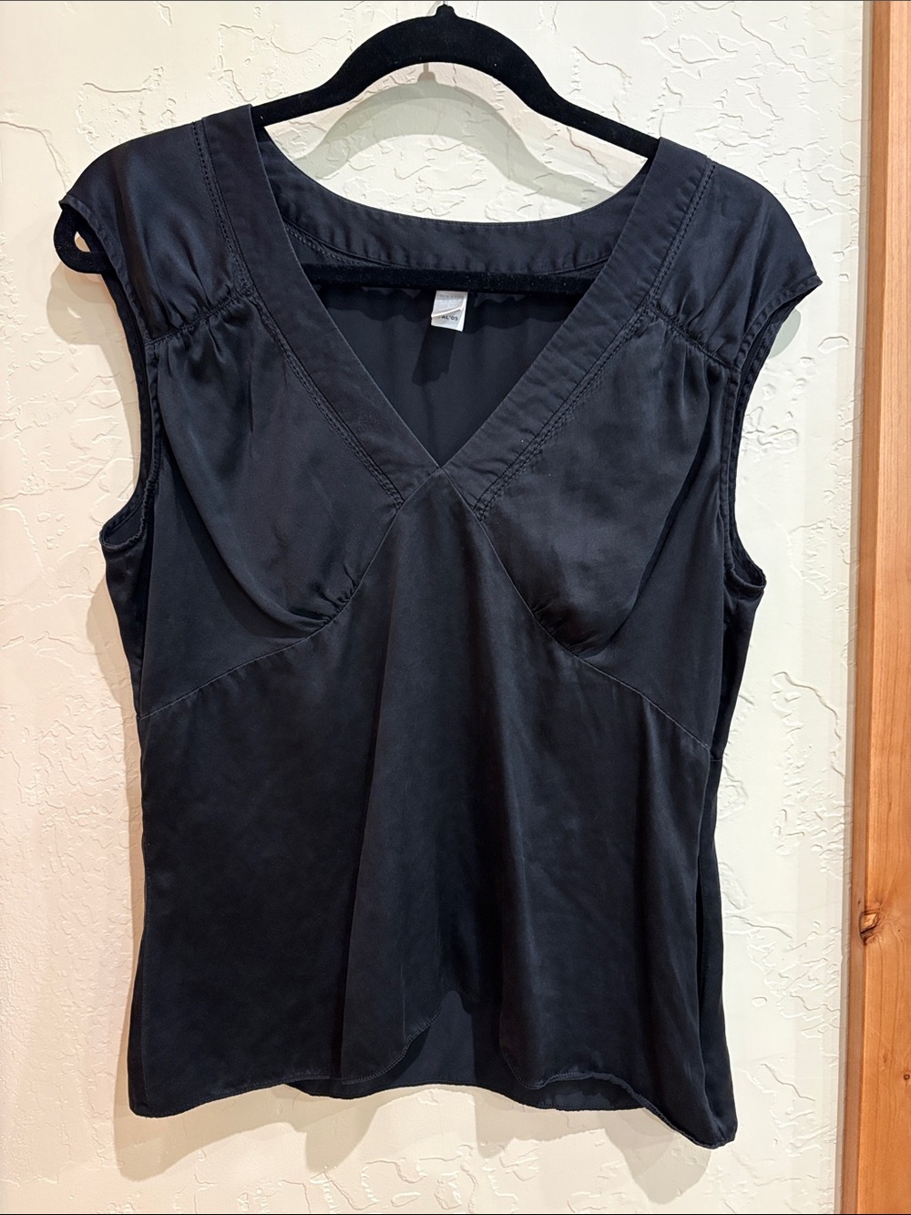 Old Navy Perfect Fit 100% Silk Women's Black V-Neck Cap Sleeve Top Size L